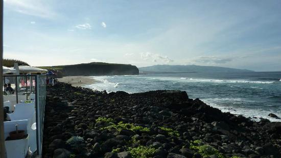 Costa de rocha vulcânica e ondas junto à Praia de Santa Bárbara, São Miguel